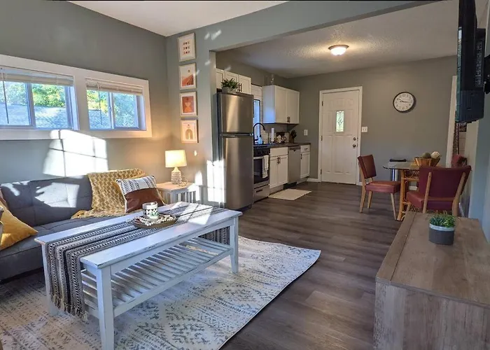 Cheerful 2br On A Private Road 3*