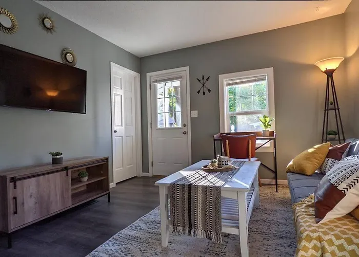 Cheerful 2br On A Private Road Hotel