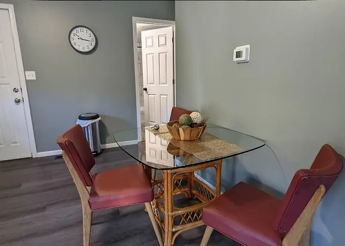 Cheerful 2br On A Private Road Hotel