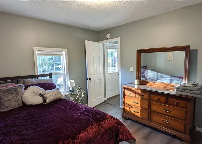 Hotel Cheerful 2br On A Private Road 3*